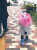 1〜2歳の子供が傘を持ちたがるけど、手を繋げず危なっかしい。とお悩みの皆さん。ヤクルトスワローズの応援用傘がとってもお勧めです。保育園の同じクラスのママさん達に羨ましがられ、どこで買えるのかと聞かれます。神宮です。https://twitter.com/myu_tanu/status/1126860852559093760